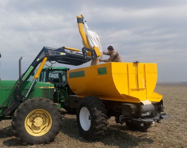 D550B LIME AND FERTILIZER SPREADER